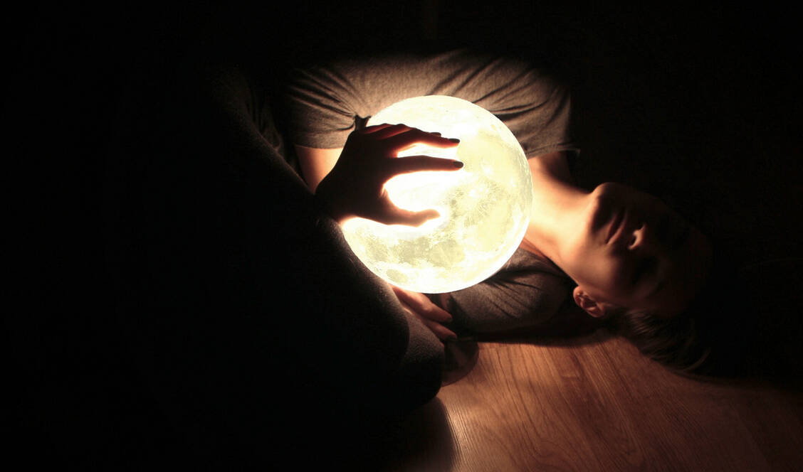 Dass der Mond Einfluss auf das Haarwachstum, den Erfolg einer Diät oder einer finanziellen Investition hat, gehört wohl eher ins Reich der Märchen und Mythen. Doch auf unseren Schlaf wirkt sich der Mond und seine Phasen Studien zufolge tatsächlich aus. / Foto: Getty Images/Joanna Szydlarska / EyeEm