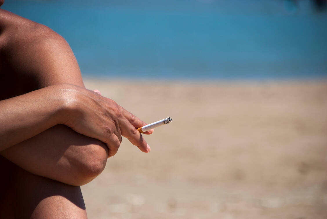 Wenn man vorzeitige Faltenbildung und ein schlaffes Gesicht vermeiden will, ist die Kombination aus Rauchen und Sonne eine besonders schlechte Wahl. / Foto: Getty Images/Andrea Lardani