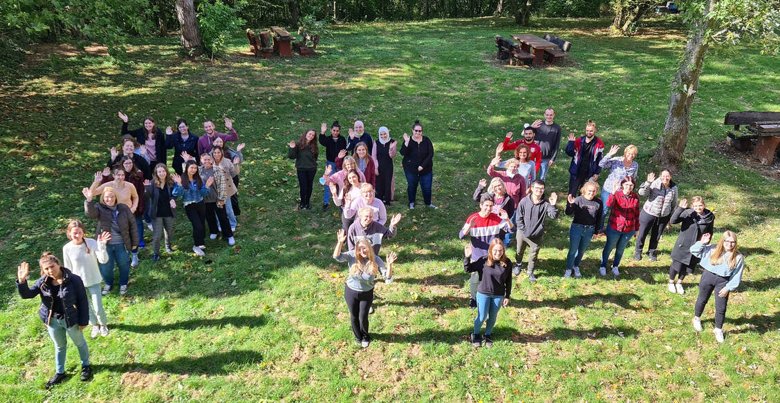 Die neuen Schülerinnen und Schüler in Trier formen den Schriftzug PTA für das Foto. / Foto: Foto: Landesuntersuchungsamt