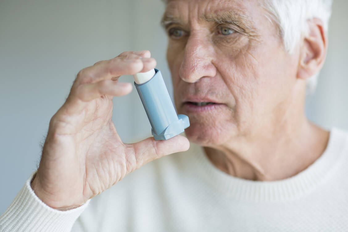 Die Einführung in den Gebrauch und eine regelmäßige Überprüfung der Funktionalitat in der Apotheke gibt Patienten Sicherheit im Umgang mit den Inhalatoren. / Foto: Getty Images/Letizia Le Fur