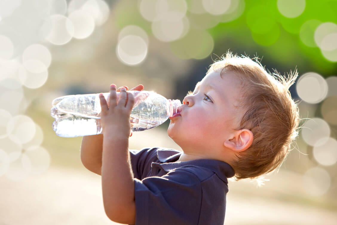 Auf Auslandsreisen sind abgekochtes Wasser oder Wasser aus Flaschen mit versiegeltem Originalverschluss sicher. / Foto: Adobe Stock/ZoneCreative S.r.l.