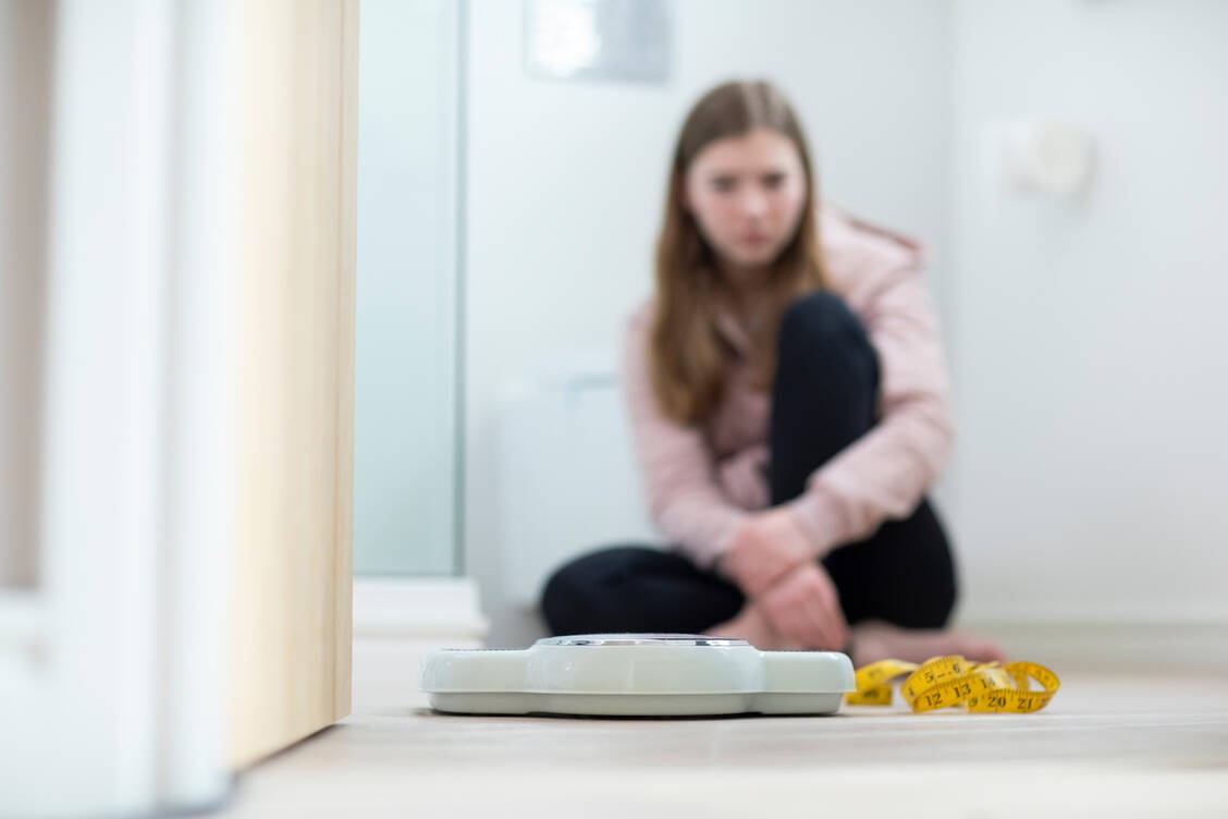 Vermutet man eine Essstörung bei einer nahestehenden Person, sollte man das immer ernst nehmen und die Initative ergreifen. / Foto: Getty Images/Daisy-Daisy