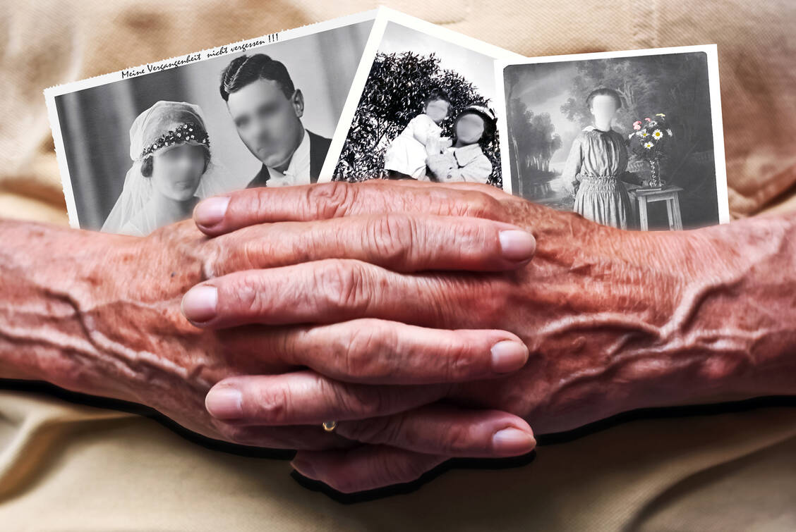 Alte Fotos bieten für Demenzkranke einen optischen Reiz, der positive Emotionen auslösen kann.  / Foto: Adobe Stock/Gabriele Rohde