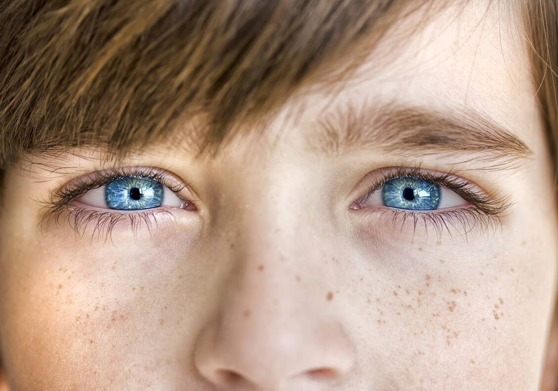 Eine Augenmigräne verursacht eine Art blinder Fleck, in dessen Bereich man nichts sieht. Sie dauert häufig nicht länger als zehn Minuten, . / Foto: Shutterstock/Victoria Shapiro