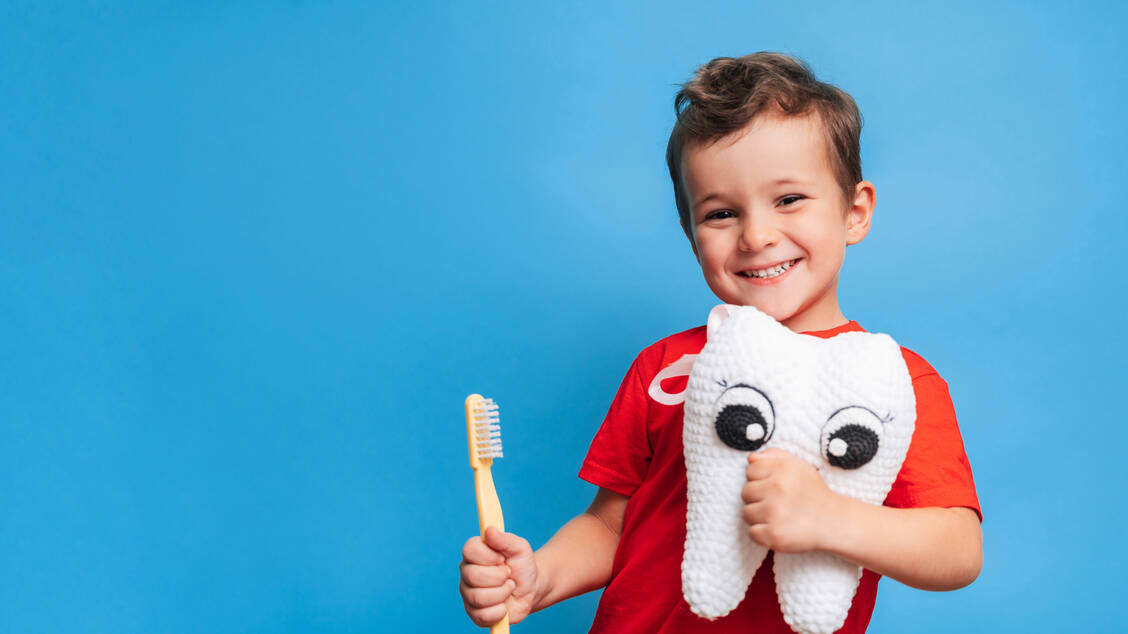 Kinder mit Kreidezähnen haben einen höheres Risiko für Karies. Regelmäßiges Putzen ist daher umso wichtiger, ebenso eine professionelle zahnärztliche Betreuung. / © Adobe Stock/Anastasia