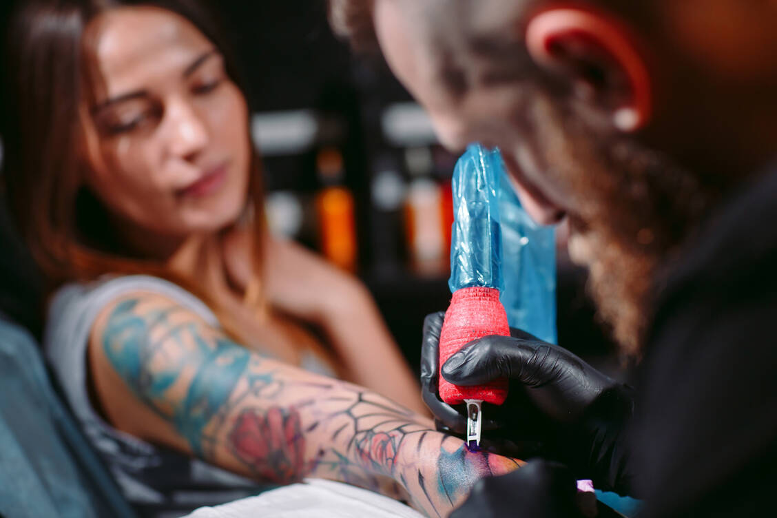 Bbei frischen Tattoos sind allergische Reaktionen vom normalen Wundheilungsprozess schwer zu unterscheiden. / Foto: Adobe Stock/davit85