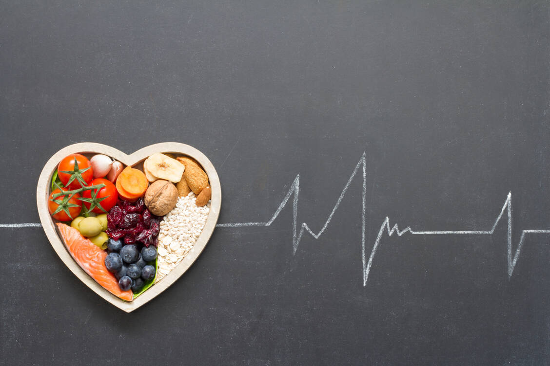 Eine gesunde Ernährung kann die Entstehung kardiovaskulärer Erkrankungen verhindern und deren Prognose verbessern. / Foto: Adobe Stock/udra11