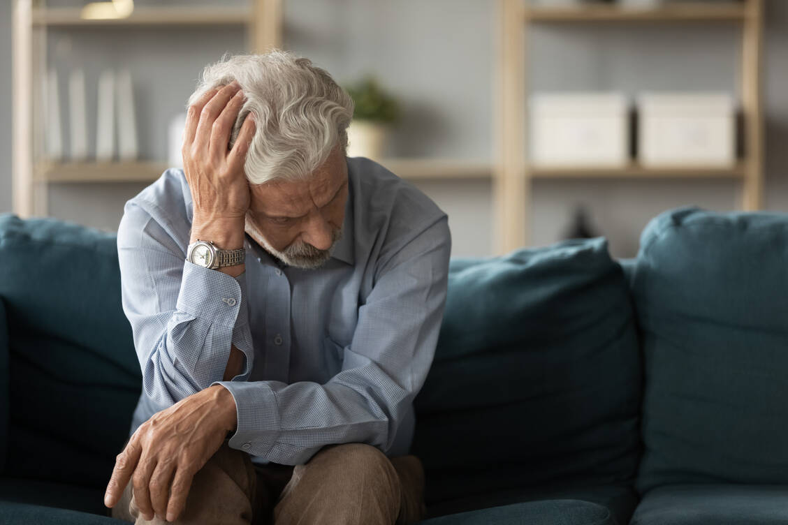 Nicht jedes zerstreute Handeln, Verwechseln oder Vergessen ist auch eine Demenz. Manche Dinge geschehen einfach altersbedingt. Um sicherzugehen, sollte man einen Arzt oder eine Ärztin konsultieren und die Probleme abklären lassen. / © Getty Images/fizkes