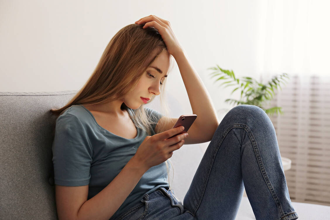 Bei psychischen Problemen fällt gerade jüngeren Menschen der Austausch mit KI oft leichter als mit menschlichen Therapeuten. / © Adobe Stock/Evrymmnt