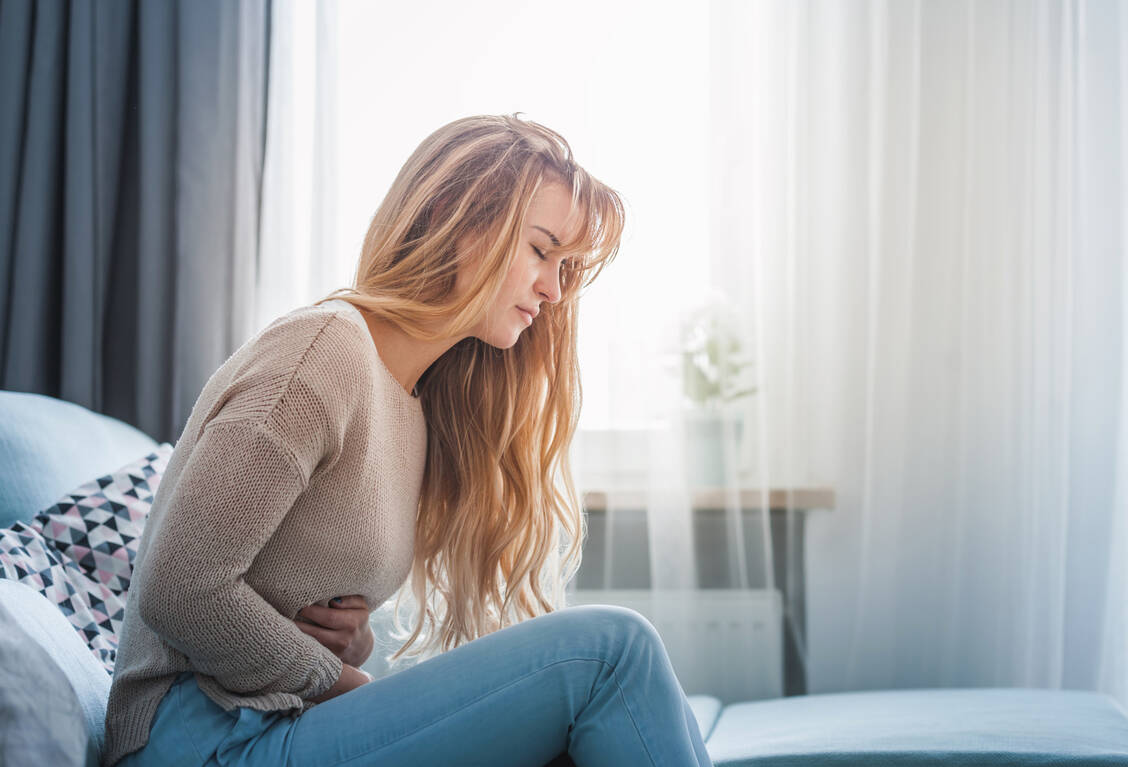 Starke, wiederkehrende Schmerzen im Unterbauch können auf eine Endometriose hindeuten. Viele Betroffene profitieren dann von der Einnahme oraler Kontrazeptiva.  / Foto: Adobe Stock/leszekglasner
