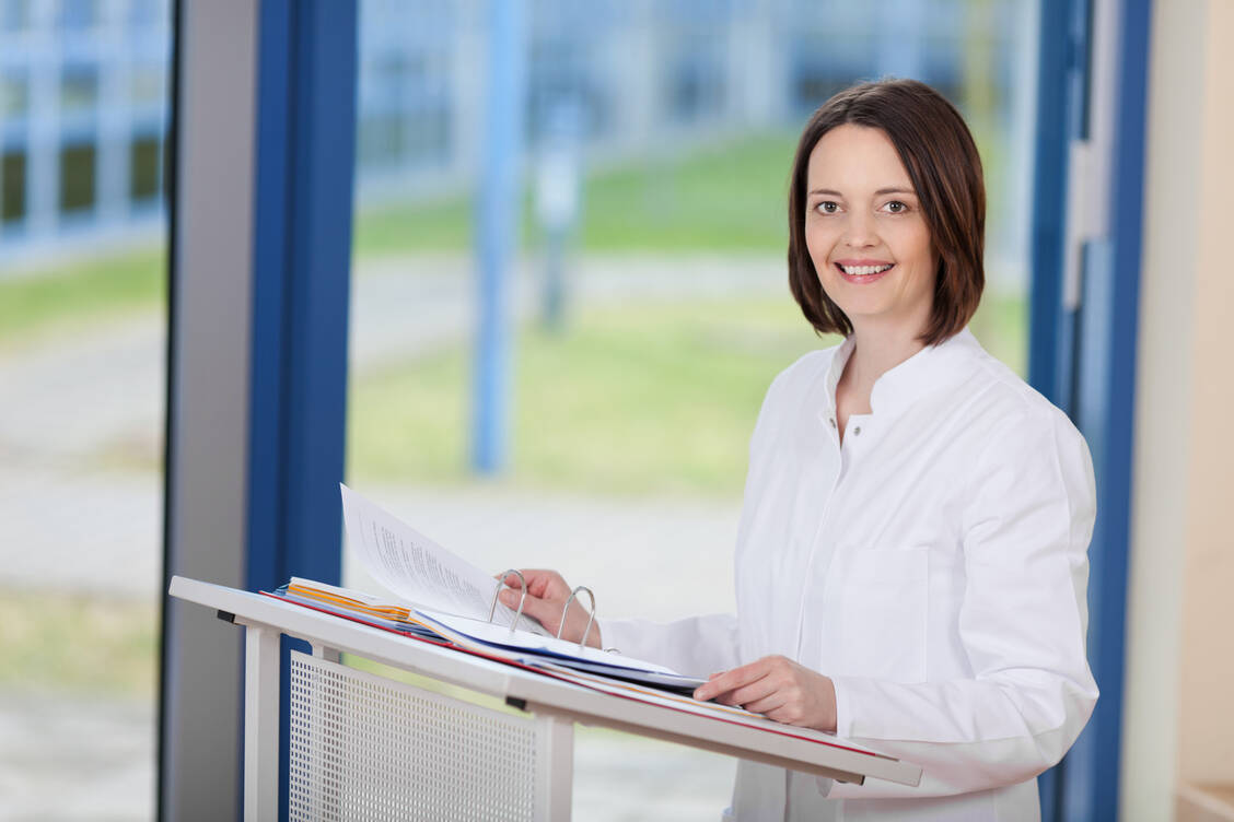 Die Sächsische Landesapothekerkammer sieht die aktuell vorgesehene PTA-Vertretung kritisch, möchte aber neue Zukunftsperspektiven für PTA schaffen, zum Beispiel durch die Möglichkeit zur Weiterqualifizierung. / © Adobe Stock/contrastwerkstatt