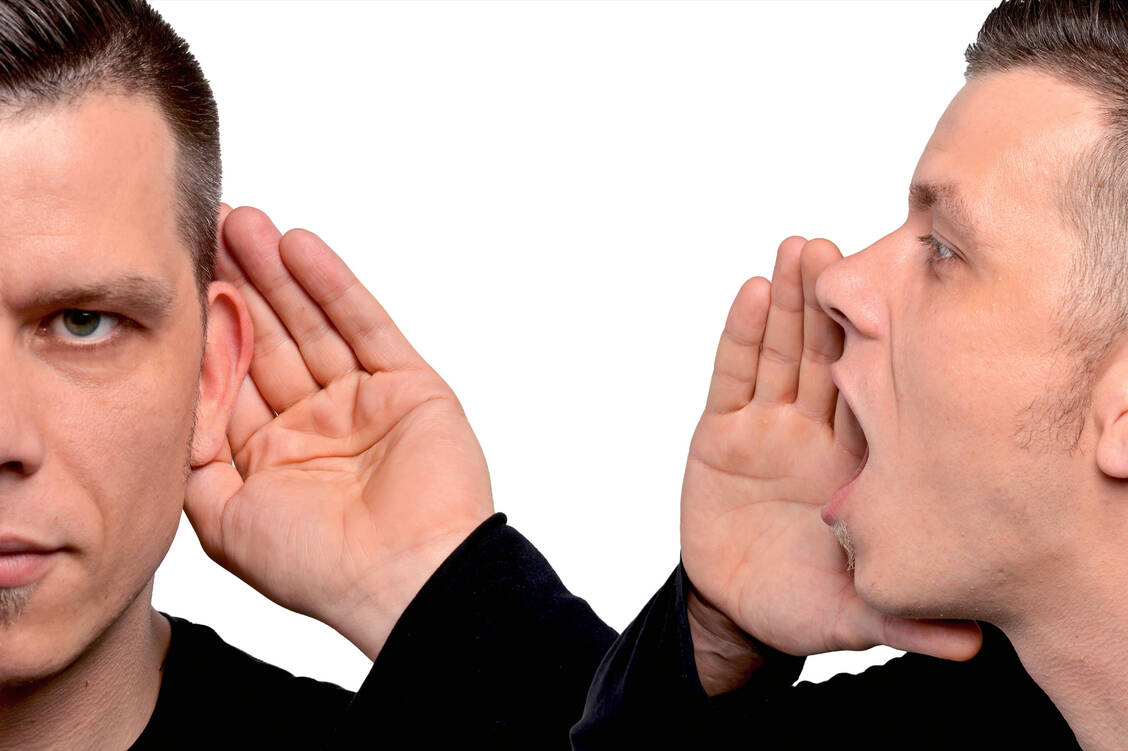 Kommunikation kann Gräben schaffen, aber sie auch überwinden. / Foto: Fotolia/Henryk Boeck