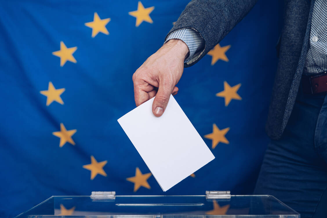 Bei der Europawahl am 9. Juni  wählen EU-Bürgerinnen und -Bürger die Mitglieder des Europäischen Parlaments. / Foto: Getty Images/djedzura