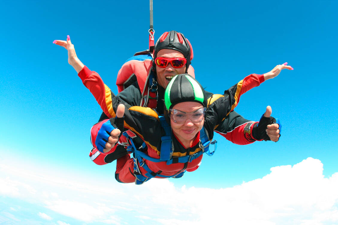 Hoch hinaus: Wer Erfolg haben will, muss Einsatz zeigen. / Foto: Adobe Stock/germanskydive110