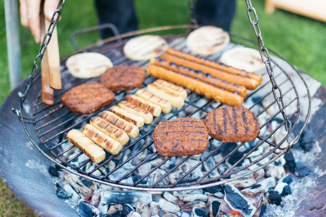 Wer die AGE-Menge im Körper im Zaum halten möchte, sollte nicht allzuoft gegrilltes Fleisch essen. / © Adobe Stock/Harald Walker