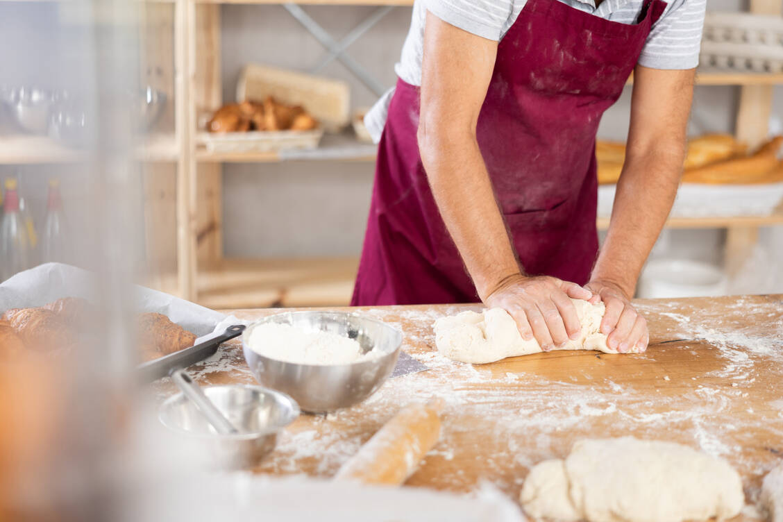 Menschen, die im Bäckerhandwerk arbeiten, entwickeln eher ein Handekzem. / © Adobe Stock/JackF