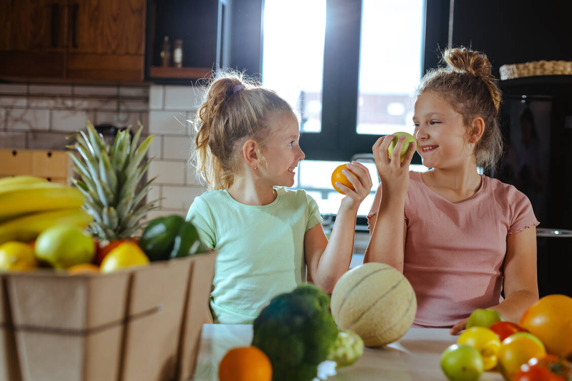 Eine gesundheitsfördernde und ökologisch nachhaltigere Ernährung besteht der DGE zufolge zu mehr als drei Vierteln aus pflanzlichen Lebensmitteln und zu knapp einem Viertel aus tierischen Lebensmitteln. / Foto: Getty Images/Maca and Naca