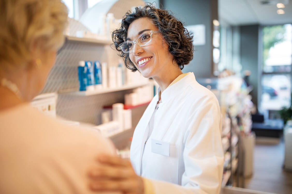 Ohne, dass der Patient mit an Bord ist, kann eine Arzneimitteltherapie nicht funktionieren. Hier spielt das pharmazeutische Personal eine wichtige Rolle. / Foto: Getty Images/Luis Alvarez
