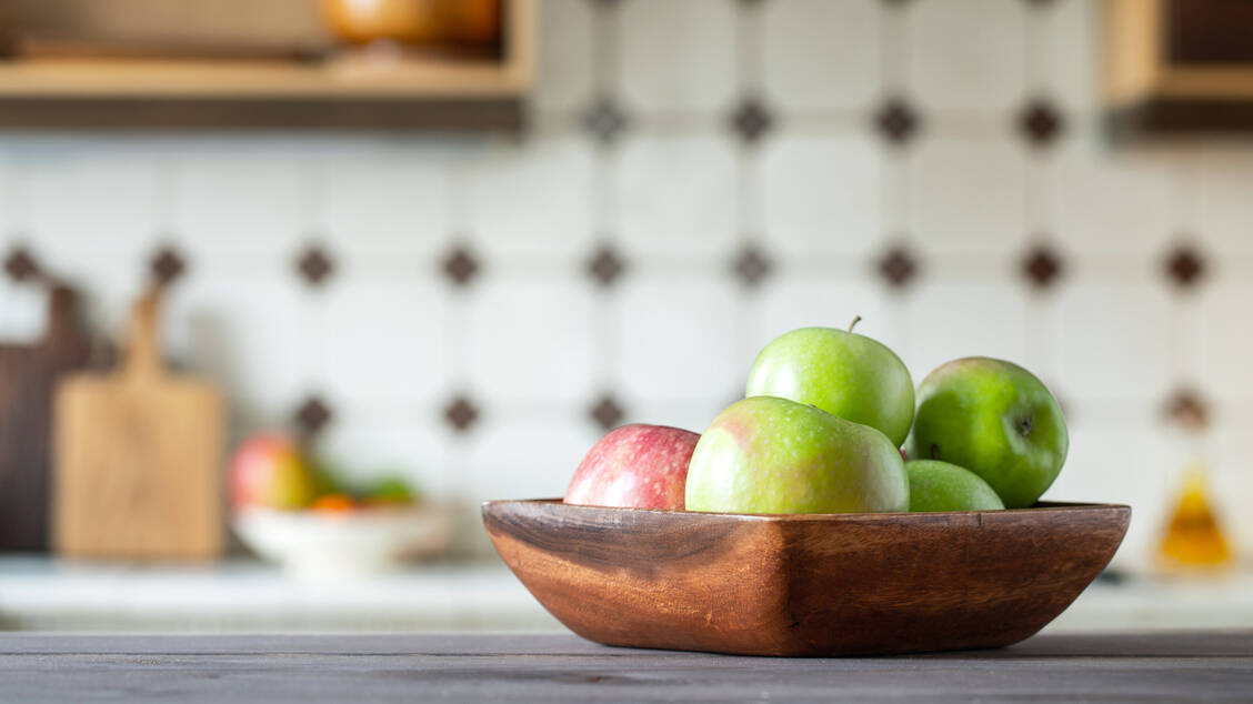 Ob eine Schale im Sichtfeld mit Obst oder mit Süßigkeiten gefüllt ist, macht einen Unterschied. / Foto: Getty Images/vasiliybudarin