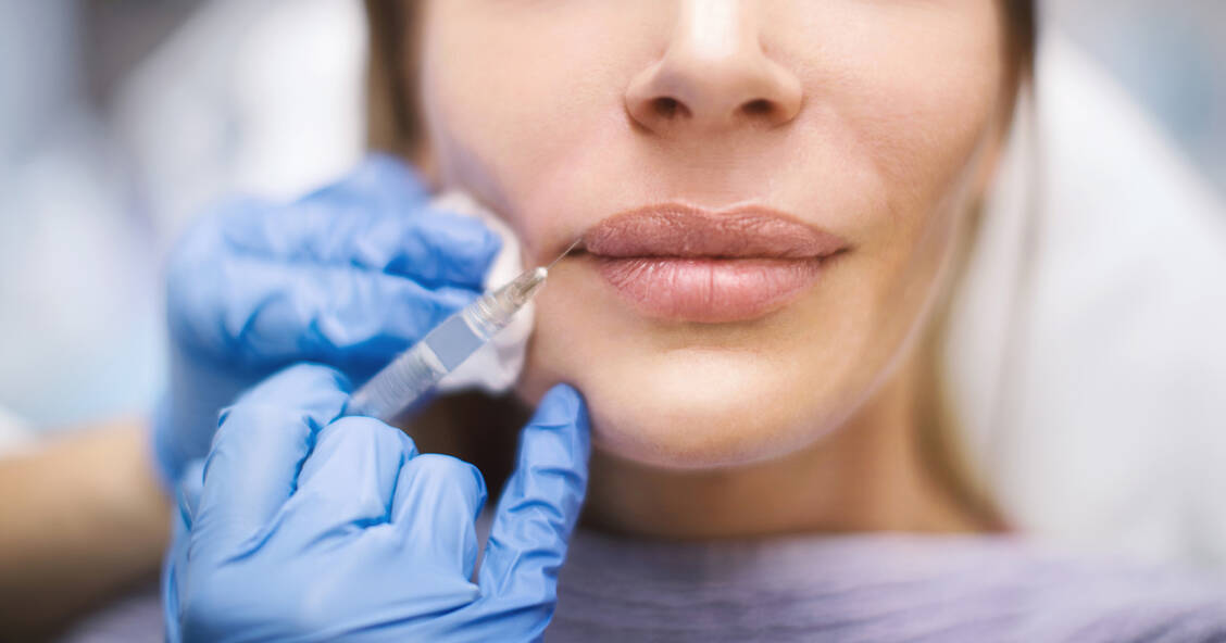 Es lassen sich überwiegend junge Frauen die Lippen vergrößern, um einem Schönheitsideal nachzueifern. Volle, schöne, sinnliche Lippen stehen für Jugend, für Fruchtbarkeit, auch für sexuelle Attraktivität.  / © Getty Images/Aja Koska