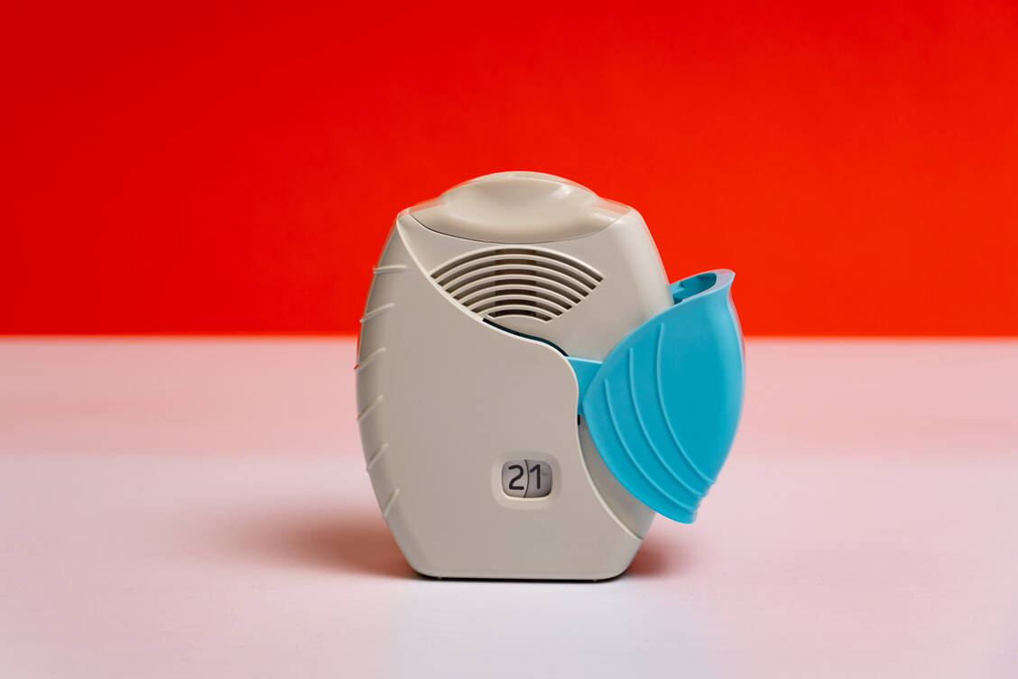Der Inhalator enthält im Inneren Blister mit Einzeldosen. Mit Öffnen der Kappe wird eine Dosis bereitgestellt – es klickt und das Zählwerk geht um eins herunter. (Symbolbild) / © Adobe Stock/Richir