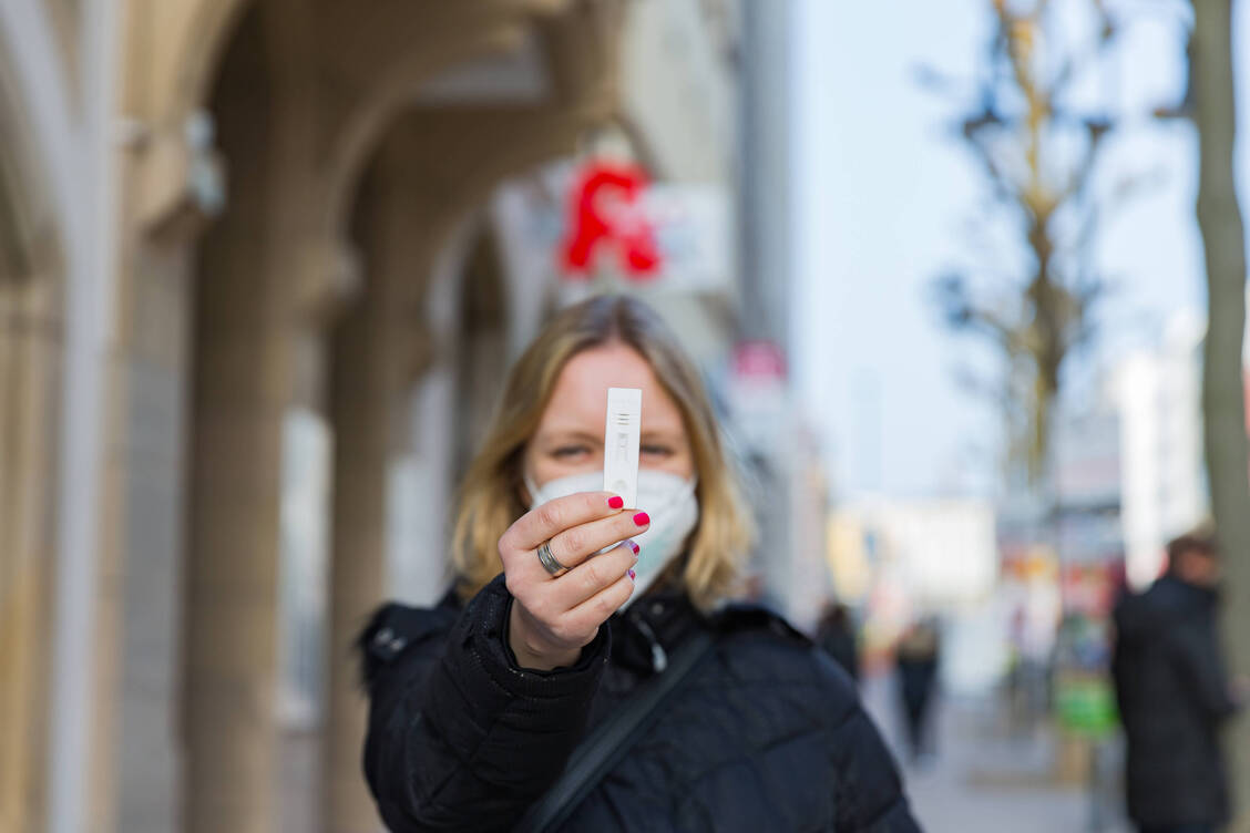 Mit der Testpflicht könnten nun auch die Betriebstestungen in Apotheken wieder zunehmen. / Foto: imago images/MedienServiceMüller