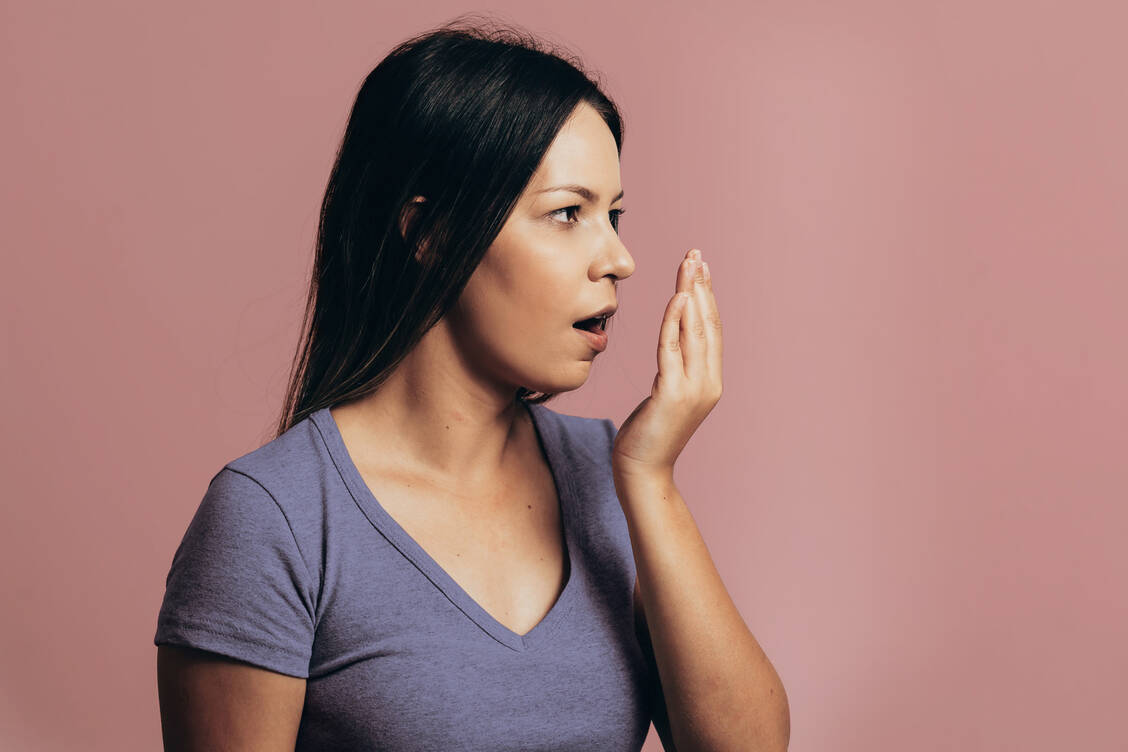 Zwar kommt Mundgeruch meistens aus der Mundhöhle, es ist jedoch wichtig, auch andere mögliche Ursachen zu erkennen. / © Adobe Stock/kleberpicui