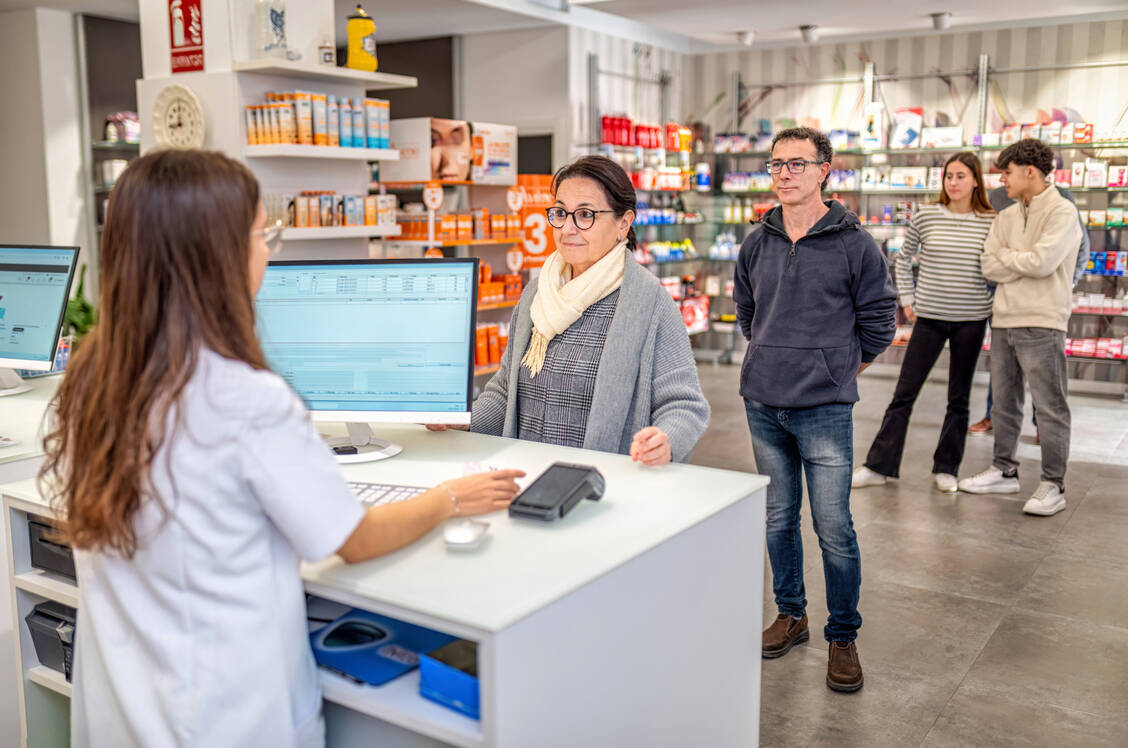 Es soll teurer werden für Kundinnen und Kunden. Ein ABDA-Flyer soll erwartbare Diskussionen am HV erleichtern. / © Getty Images/Eloi_Omella