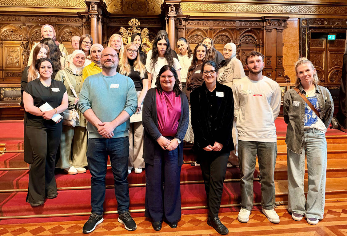 Angehende PTA der Staatlichen Berufsfachschule BS06 in Hamburg bei ihrem Besuch der Hamburgischen Bürgerschaft / © Simone Gansewig
