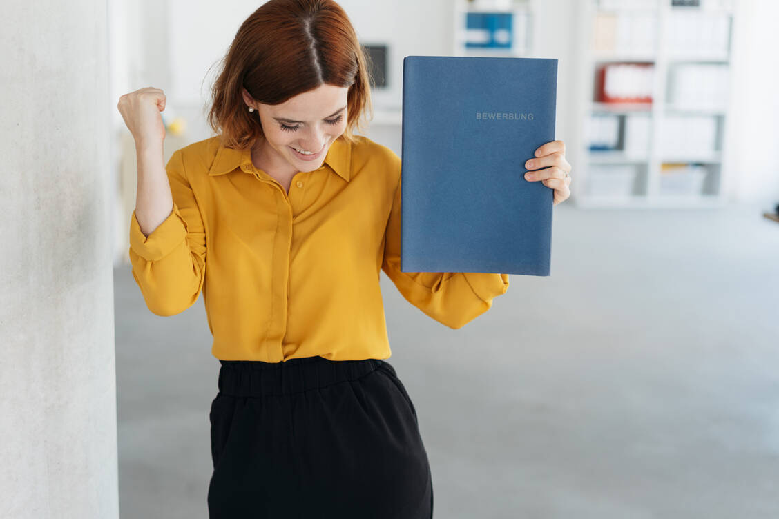 Wer mit einem individuellen und ansprechenden Bewerbungsanschreiben überzeugt, hat gute Chancen, zum Bewerbungsgespräch eingeladen zu werden. / Foto: Adobe Stock/contrastwerkstatt