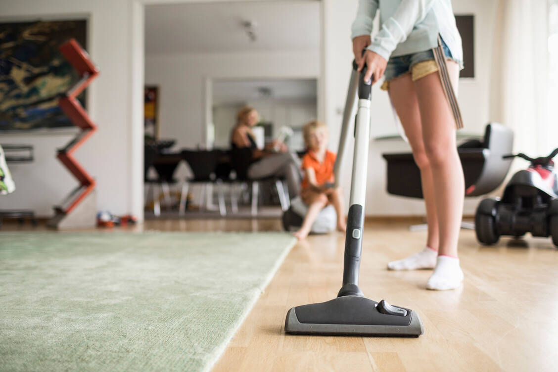 Altes Rollenbild: Auch heute sind Haushalt und Kindererziehung überwiegend Frauen-Sache. / Foto: Getty Images/Maskot