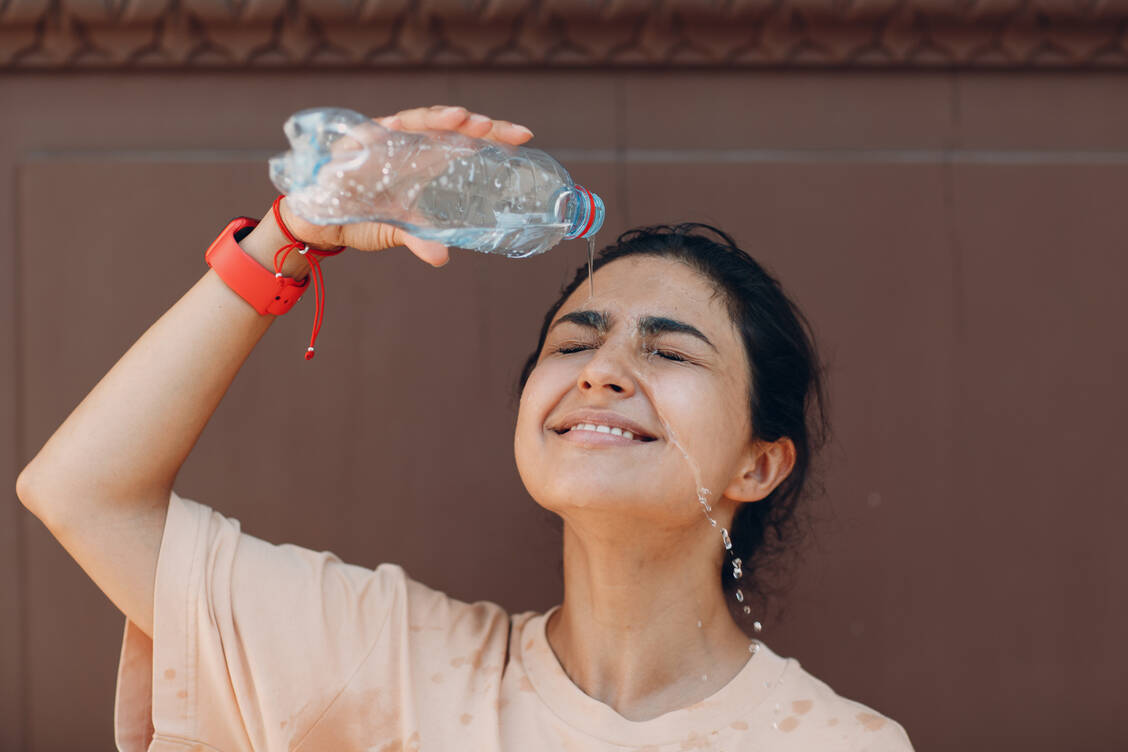 Wenn es zu heiß ist, verschafft Wasser auf der Haut Abkühlung. / Foto: Getty Images/Maksim Chernyshev / EyeEm