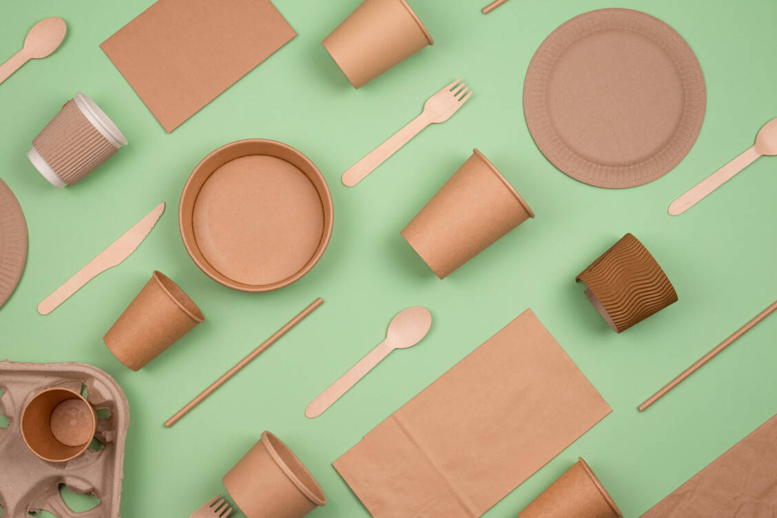 Wie die Wissenschaftler festgestellt haben, stellen auch Papierverpackungen im Vergleich zu anderen Materialien ein potenzielles Gesundheitsrisiko dar – und werden immer häufiger verwendet. »Es gelte, sich vom Wegwerf-Lebensstil zu verabschieden – für die Umwelt und für die eigene Gesundheit.« / Foto: Getty Images/Iryna Mylinska