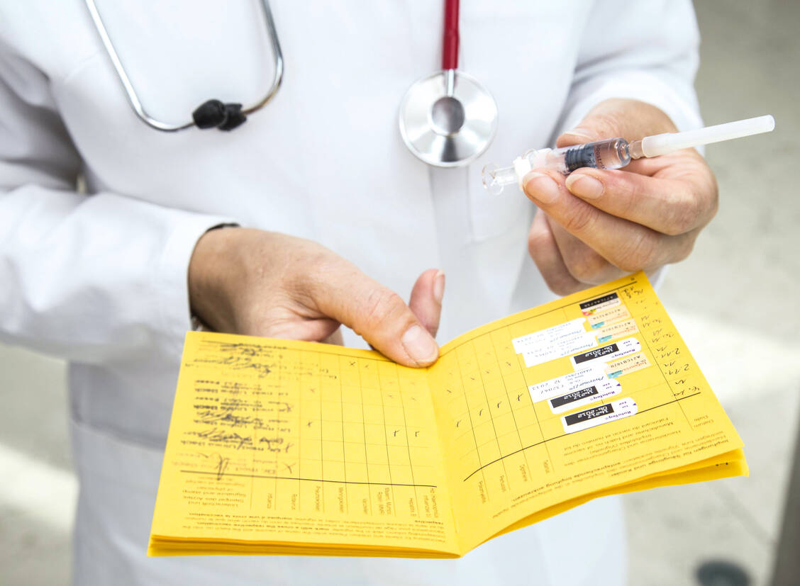 Patienten mit einer CED sollten regelmäßig ihren Impfpass prüfen und gegebenenfalls Impfungen auffrischen lassen. / Foto: Imago/Jochen Tack