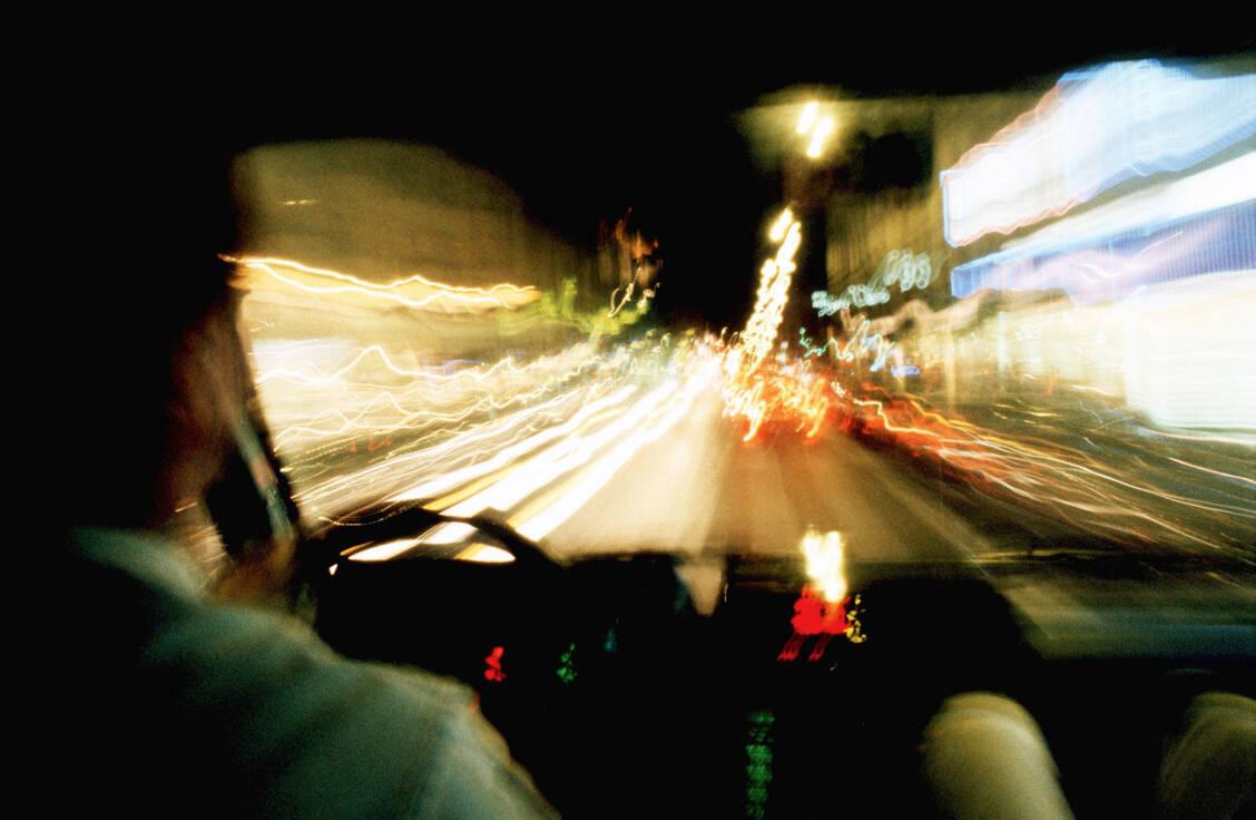 Arzneistoffe, die lokal ins Auge appliziert werden, können ebenso wie systemische Wirkstoffe die Sehschärfe herabsetzen. Das kann zu gefährlichen Situationen im Straßenverkehr führen. / Foto: Your Photo Today