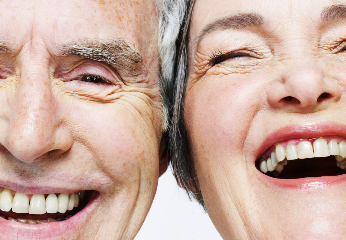 Wer seine Dritten gründlich pflegt, kann bedenkenlos aus vollem Herzen lachen. / Foto: Getty Images/Flashpop