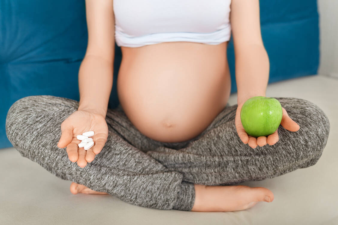 Schwangere können den Bedarf an manchen Vitaminen und Spurenelementen nicht ausreichend über eine aufgewogene Ernährung decken. Dann ist eine Zufuhr von außen notwendig.  / Foto: Adobe Stock/alter_photo