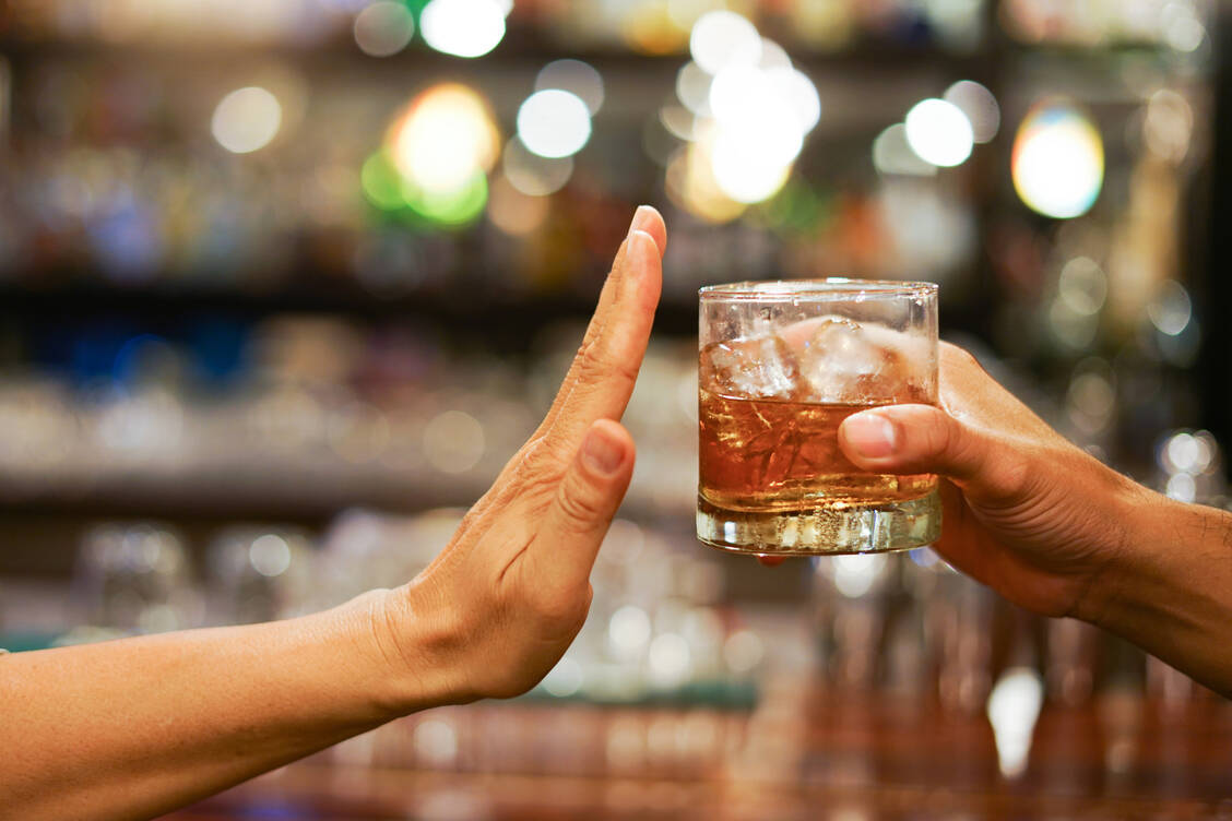 Die Studie konnte unter anderem einen Effekt hinsichtlich der »Heavy-Drinking-Days« und der konsumierten Alkoholmenge zeigen. / © Getty Images/krisanapong detraphiphat