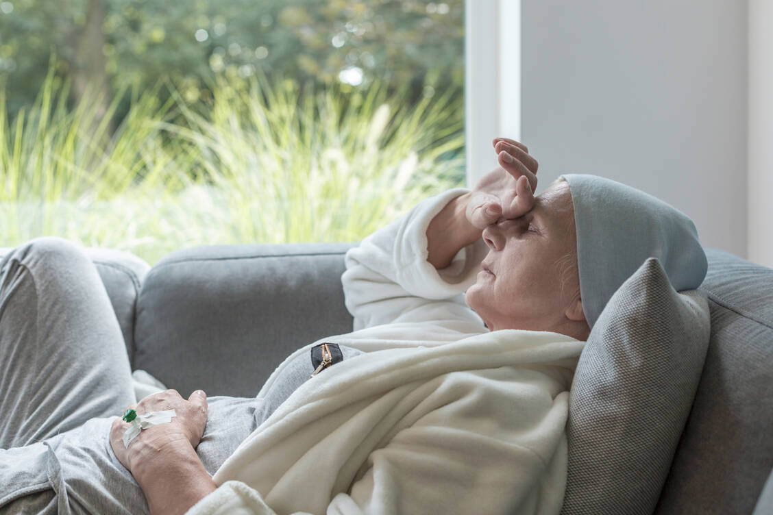 Eine Chemo- oder eine Strahlentherapie führt häufig zu äußerst schmerzhaften Läsionen in der Mundschleimhaut. / Foto: Adobe Stock/Katarzyna Bialasiewicz Photographee.eu