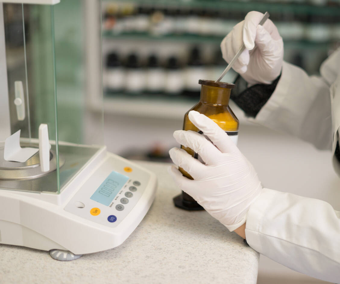 Anstatt die Creme zu puffern, um die Stabilität zu erhöhen, wäre es theoretisch möglich, das Glucocorticoid gegen ein anderes auszutauschen, das in einem höheren pH-Milieu verarbeitet werden kann. / Foto: Adobe Stock/Steffen Frank