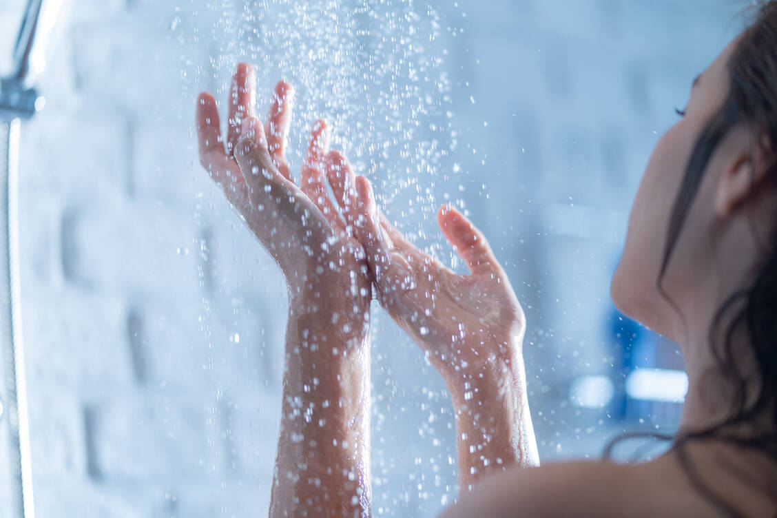 Bei trockener Haut sollte man nicht zu heiß und nicht zu lange duschen und danach für eine hydratisierende Pflege sorgen. / Foto: Adobe Stock/torwaiphoto