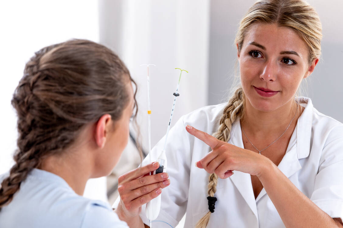 Es gibt zwei Arten Spiralen – mit und ohne Hormone. Beide haben verschiedene Vor- und Nachteile.  / © Adobe Stock/JPC-PROD