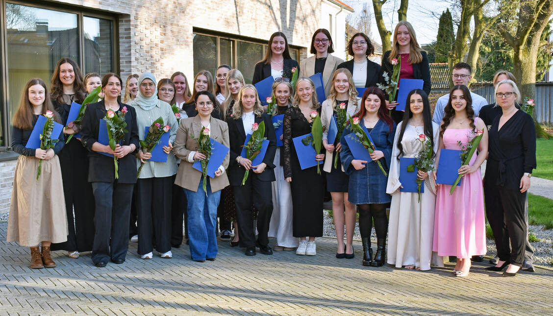 Die Absolventinnen und Absolventen der PTA-Fachschule Münster können direkt ins Berufsleben starten. / © PTA-Fachschule Münster