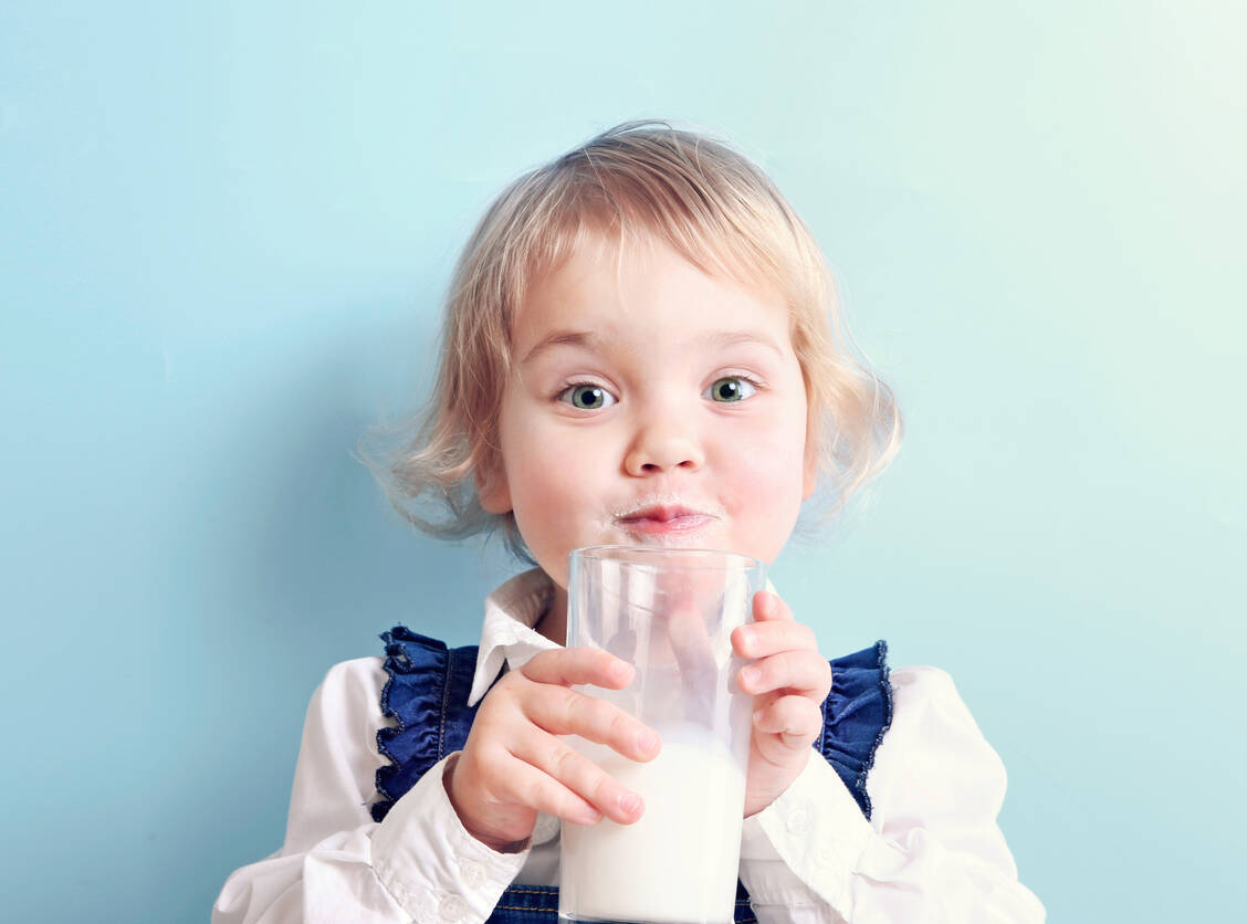 Reagiert ein Kind allergisch auf das Eiweiß in Kuhmilch, erhöht das sein Risiko für Entzündungen des Mittelohrs. / © Adobe Stock/nys