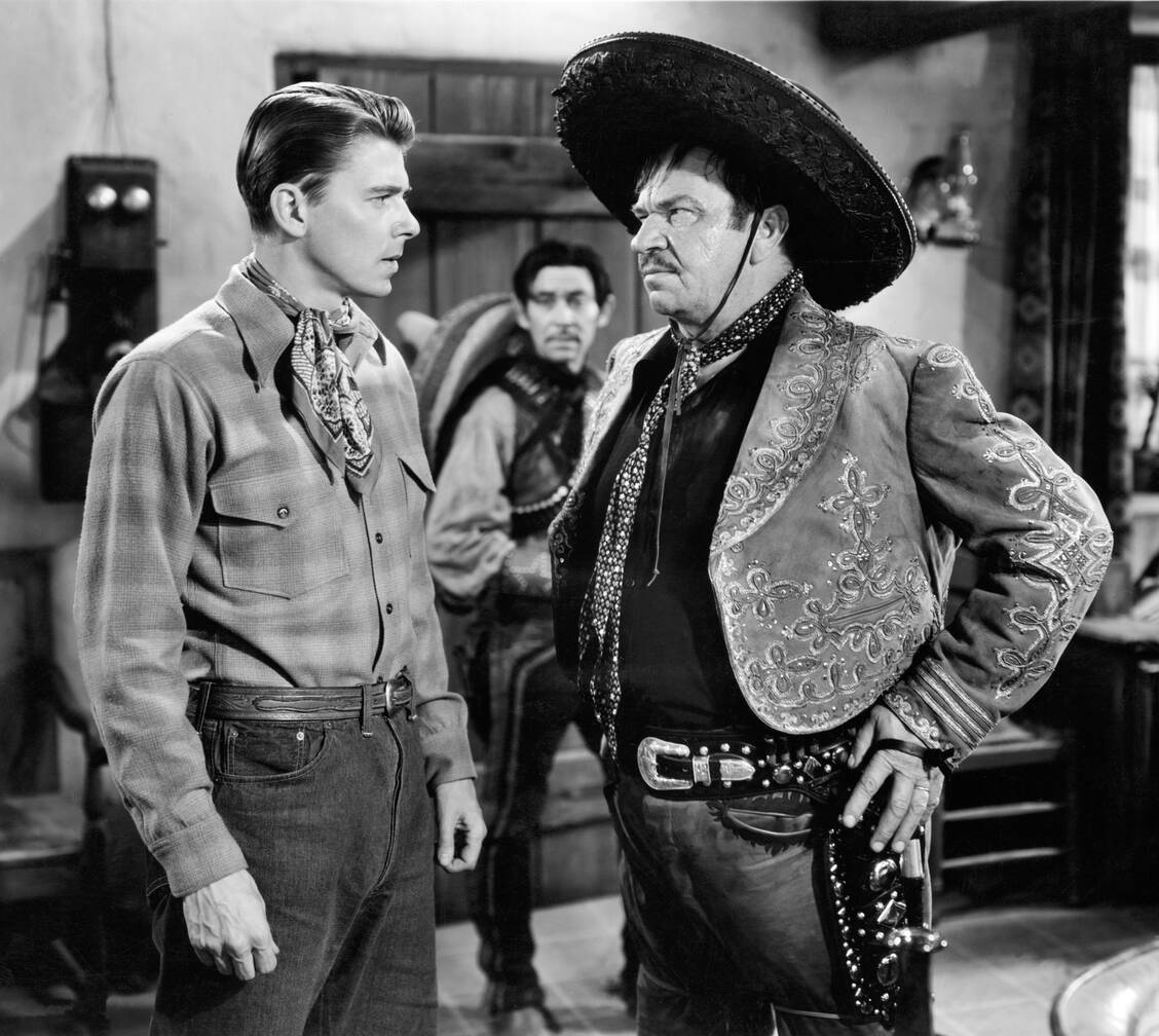 Sich Texte zu merken war sein Beruf – Ronald Reagan als 30-Jähriger beim Dreh zu »The Bad Men« mit Schauspielerkollege Wallace Berry. / Foto: Your_Photo_Today