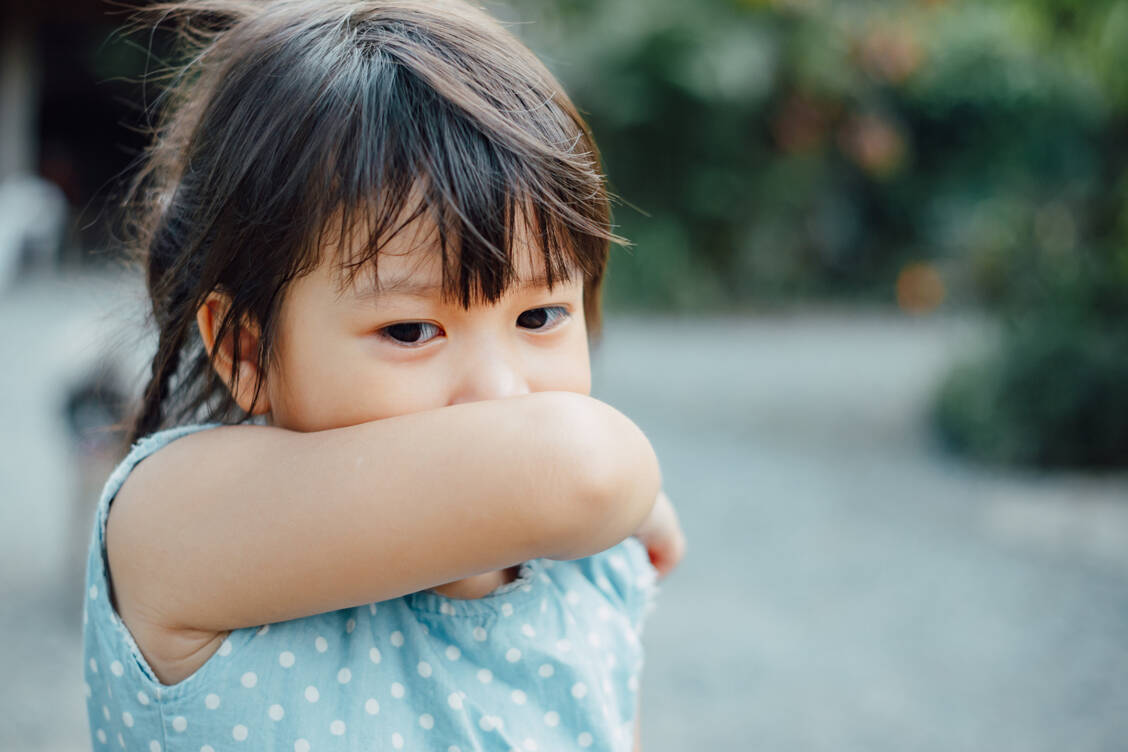 Keuchhusten geht mit lang andauerndem Husten einher. / Foto: Adobe Stock/nateejindakum