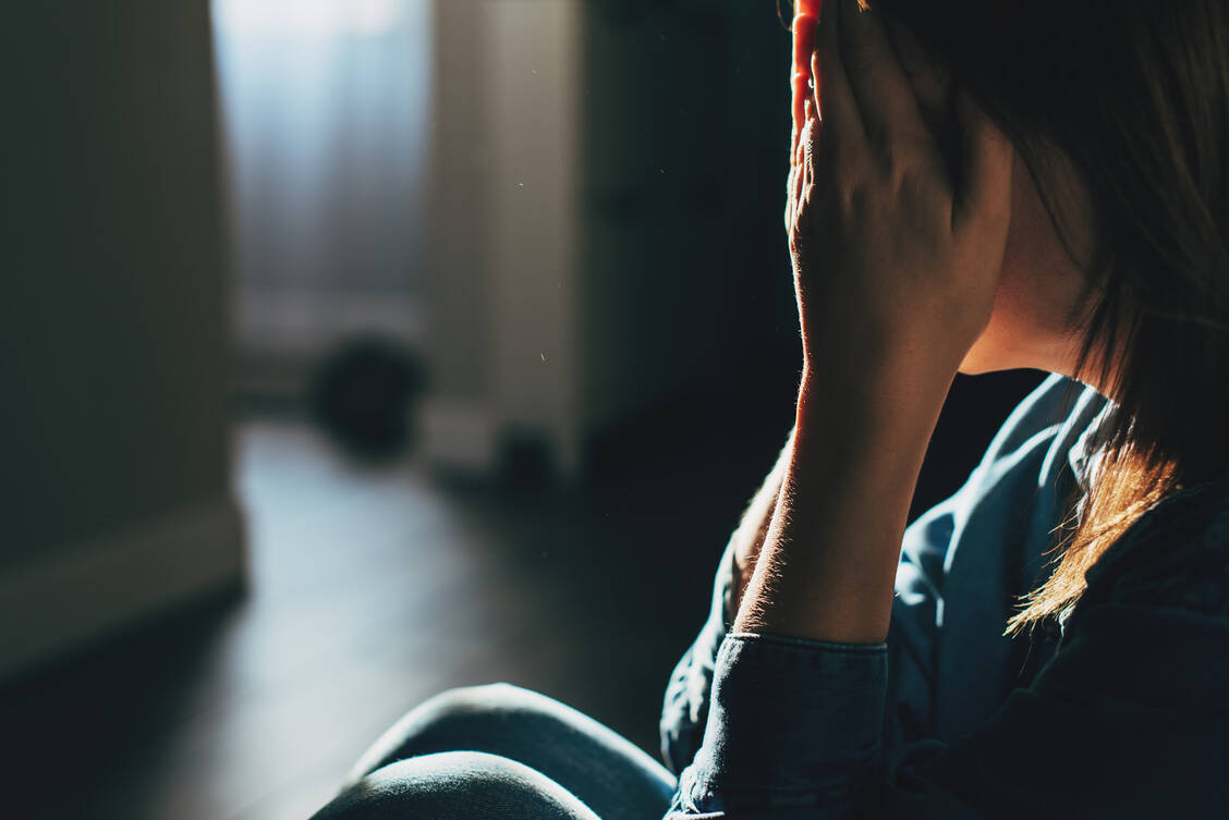 Experten zufolge ähneln die Symptome von Liebeskummer einem kalten Entzug. Es ist eine ernsthafte emotionale Belastung und wird häufig verharmlost. / © Getty Images/Kseniya Ovchinnikova