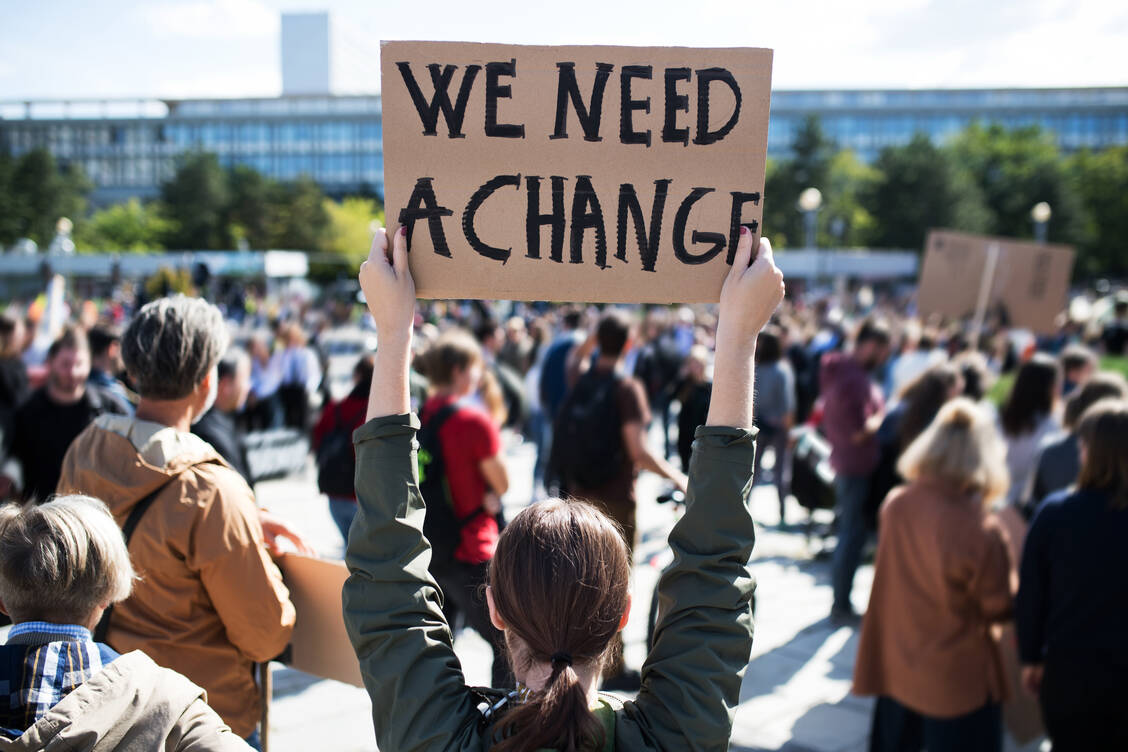 Nicht ohne Grund demostrieren Schüler seit Monaten weltweit für mehr Klimaschutz. Die Klimaerwärmung hat vor allem Auswirkungen auf die Gesundheit von Kindern. / Foto: Adobe Stock/Halfpoint