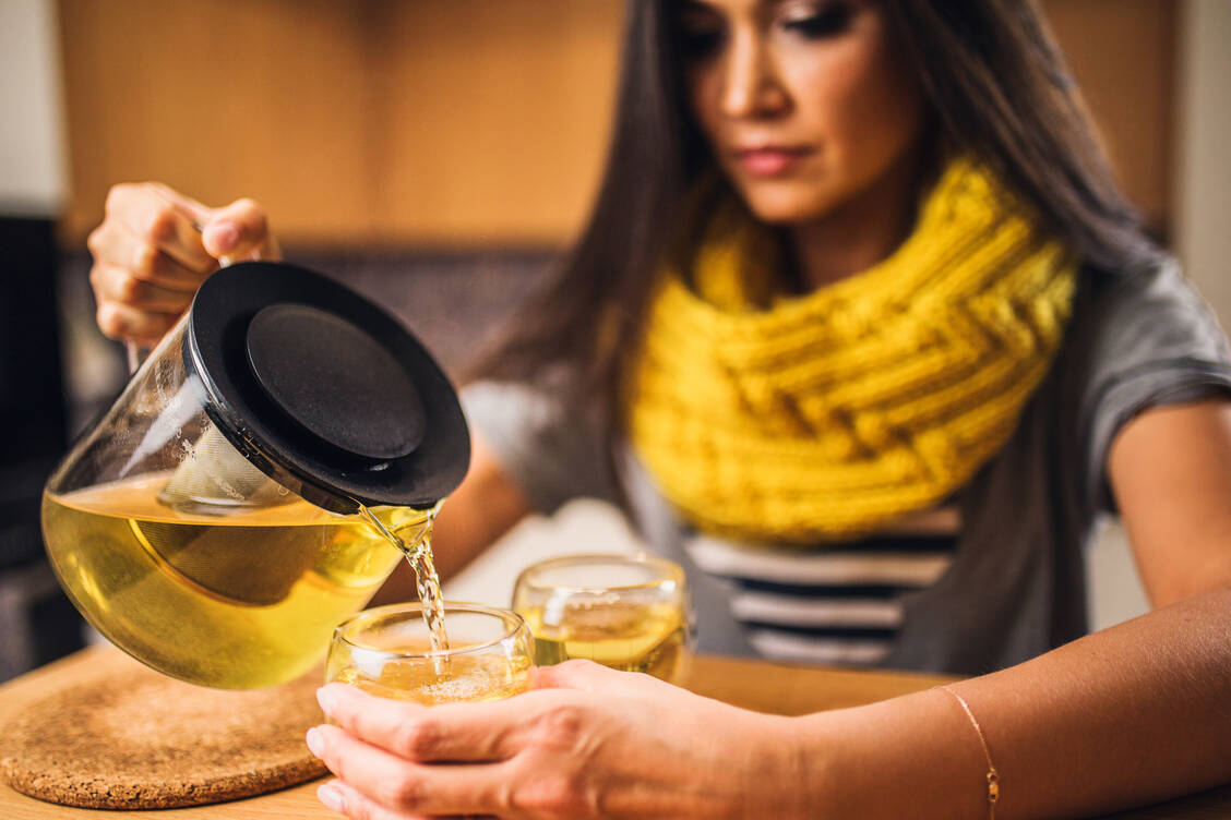 Kamillentee trinken, mit Salbeitee gurgeln – Wärme und Inhaltsstoffe der Arzneitees helfen dem wunden Hals. / Foto: Adobe Stock/andrey gonchar