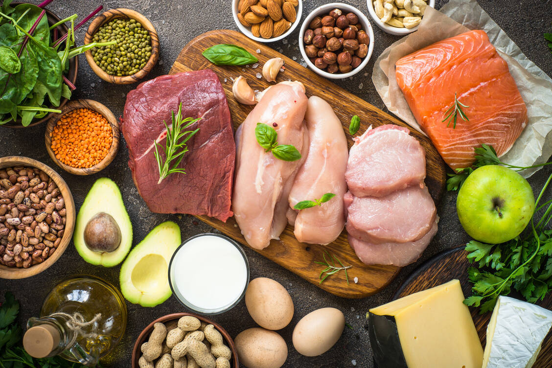Low Carb ist im Trend. Doch eine eiweißreiche Kost kann die Nieren belasten und ist daher nicht für jeden geeignet. / Foto: Adobe Stock/nadianb